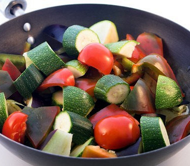 Рецепт Салат из запеченных цукини и помидоров с миндалем
