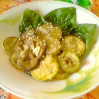 Рецепт Теплый салат из кабачков и баклажанов с карри, жареным чесноком и кунжутом