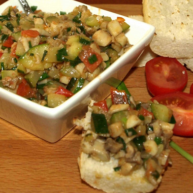 Рецепт Теплый салат из цукини, грибов, помидор черри, зеленого лука