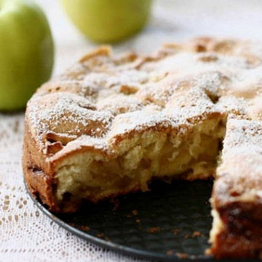 Рецепт Диетическая яблочная шарлотка с медом на ржаной муке