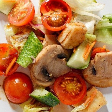 Рецепт Свежий салат с шампиньонами и адыгейским сыром