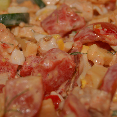 Рецепт Нежный салат из курицы с овощами и сухариками