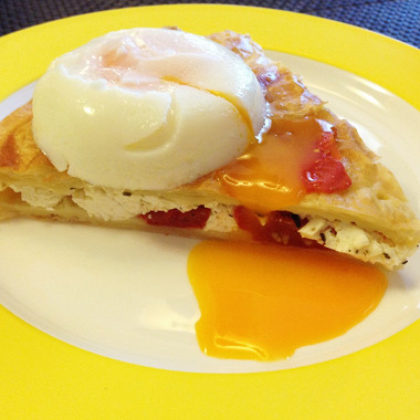 Рецепт Закрытый пирог с томатами, брынзой и яйцом-пашот
