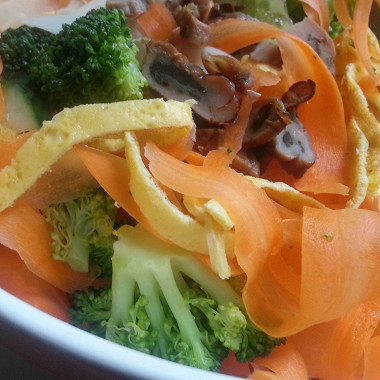 Рецепт Овощной салат с рисовой лапшой и копчеными устрицами в тайском стиле