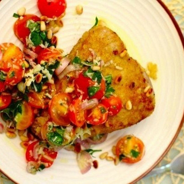 Рецепт Жареный панированный тунец с салатом из помидоров и трав