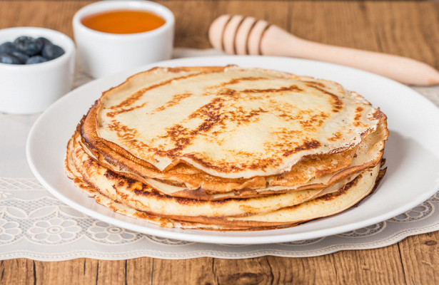 Диетологи рассказали, как приготовить полезные блины на Масленицу